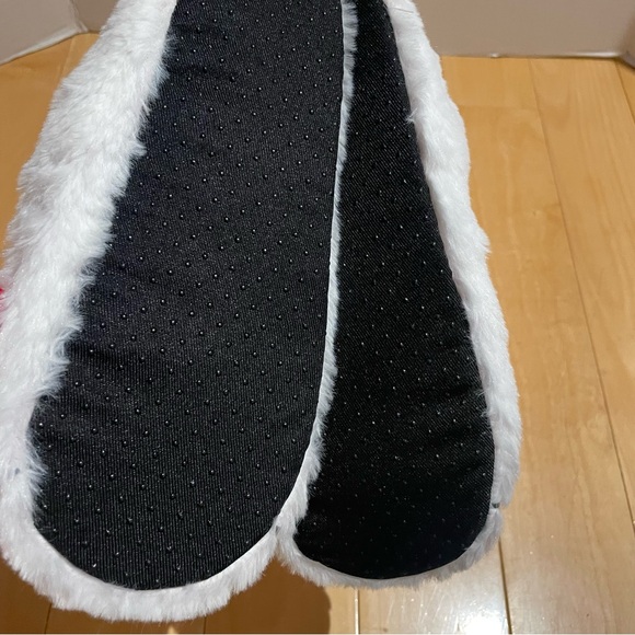 New hello kitty fuzzy slippers - Picture 3 of 4